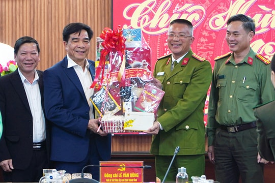 Chủ tịch UBND tỉnh Lê Văn Dũng thăm, chúc tết Công an Quảng Nam