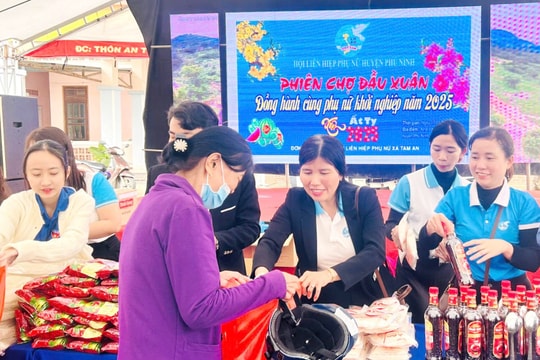 Phú Ninh trao 300 suất quà tại phiên chợ "Tết yêu thương"