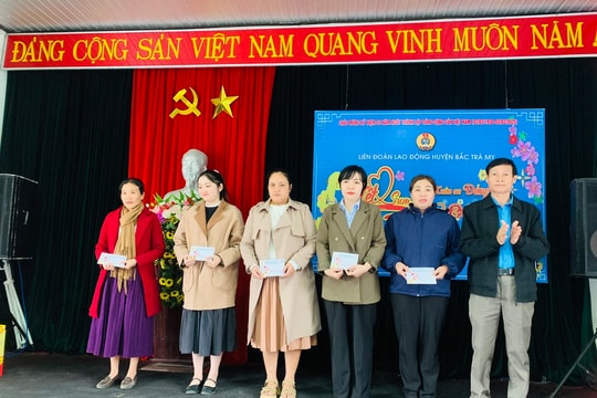 Liên đoàn Lao động huyện Bắc Trà My trao quà tết cho đoàn viên khó khăn