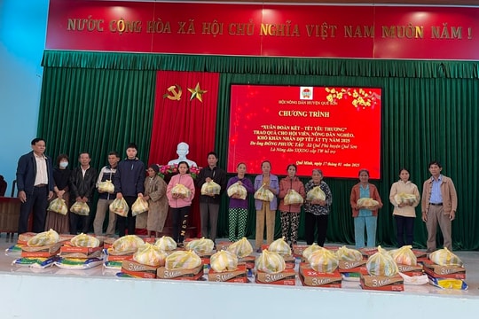 Tặng 200 suất quà tết cho hội viên nông dân khó khăn ở Quế Sơn