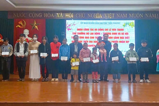 Trao quà Tết cho trẻ em khó khăn tại Tiên Phước