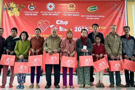 Tổ chức 12 gian hàng "Chợ tết nhân ái" cho người dân Tiên Phước