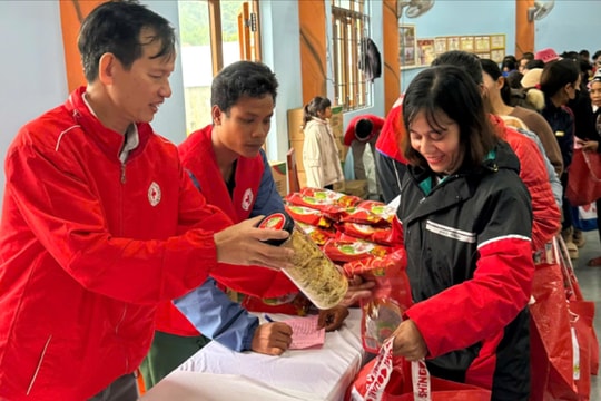 Người dân Kà Dăng (Đông Giang) hào hứng đi chợ "Tết nhân ái"