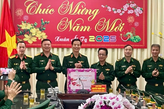 Trung tướng Nguyễn Trọng Bình kiểm tra, chúc tết Bộ đội Biên phòng Quảng Nam