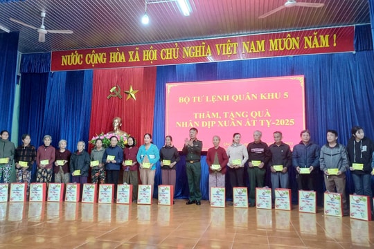 Bộ Tư lệnh Quân khu 5 thăm, tặng quà tết tại Quế Sơn