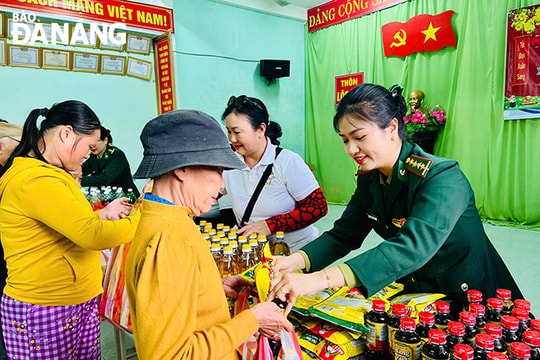 Trao quà tết cho bà con xã Hoà Bắc