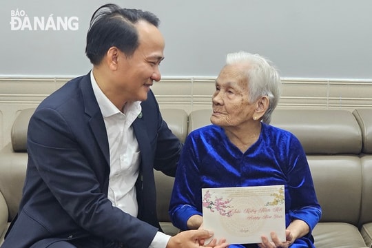 Phó Bí thư Thường trực Thành ủy Nguyễn Đình Vĩnh thăm, chúc Tết Nguyên đán Ất Tỵ 2025