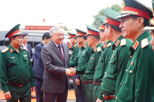 Phó Thủ tướng Thường trực Chính phủ Nguyễn Hòa Bình chúc tết cán bộ, chiến sĩ Quân khu 5