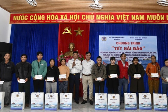 Hải đoàn 21 thăm và tặng quà tết đồng bào dân tộc thiểu số, tôn giáo tại xã Trà Giang