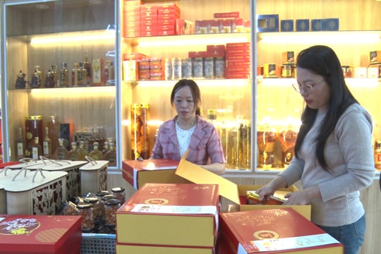 Tất bật hàng hóa phục vụ thị trường tết