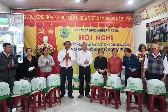 HTX Nông nghiệp Ái Nghĩa trao quà tết cho xã viên khó khăn