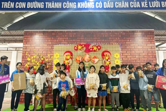 Đoàn trường THPT chuyên Nguyễn Bỉnh Khiêm trao quà tết tại Làng Hòa Bình