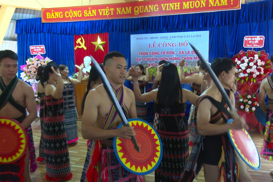 Niềm vui vào xuân mới ở Công Tơ Rơn