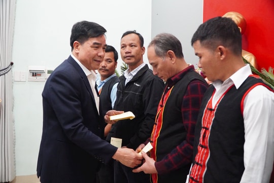 Chủ tịch UBND tỉnh Lê Văn Dũng: Hiệp Đức cần nỗ lực giảm hộ nghèo 3 xã vùng cao xuống 5%