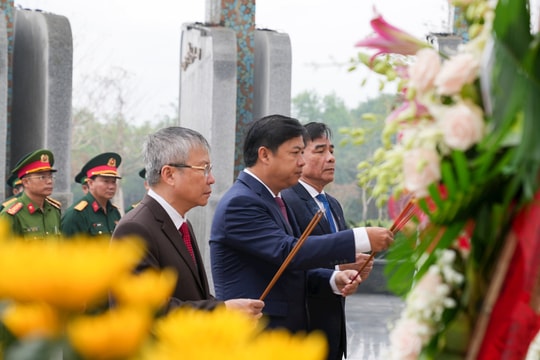 Lãnh đạo tỉnh Quảng Nam dâng hoa, dâng hương tri ân các anh hùng liệt sĩ, Bà mẹ Việt Nam anh hùng