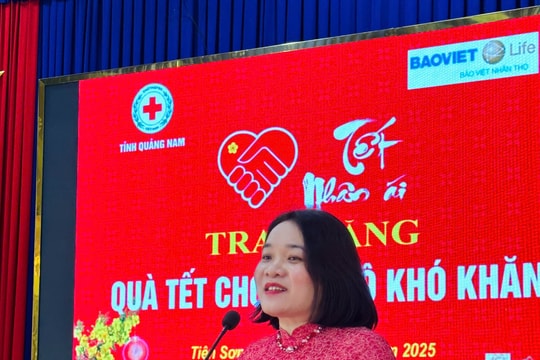 Trưởng ban Dân vận Tỉnh ủy Huỳnh Thị Thùy Dung tặng quà tết ở Tiên Phước