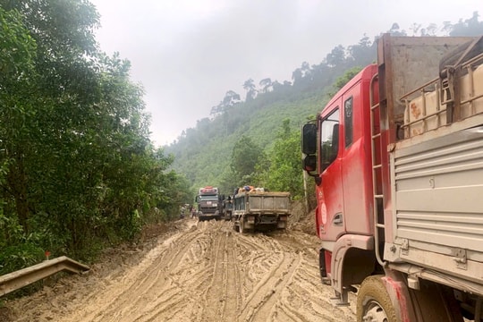 Xử lý hư hỏng, đảm bảo giao thông trên quốc lộ 14D