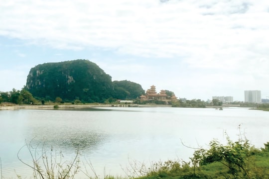 Huyền sử những bến sông trên lối về cố quốc