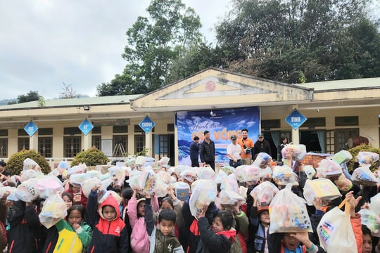 Hàng trăm suất quà tết đến với người nghèo, người khuyết tật Quảng Nam