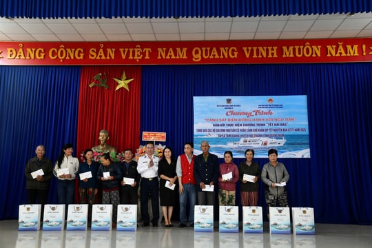 Hải đoàn 21 Cảnh sát biển thăm, tặng quà tết ngư dân