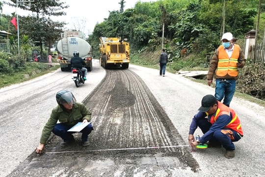 Sửa chữa nhiều đoạn mặt đường hư hỏng trên quốc lộ 14B