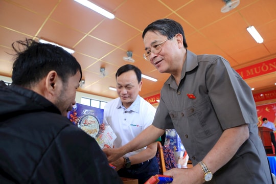 Phó Chủ tịch Quốc hội Nguyễn Đức Hải thăm, tặng quà tại Làng Hòa Bình