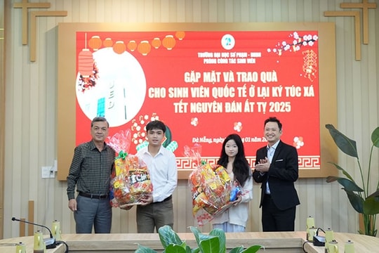‏Trường Đại học Sư phạm Đà Nẵng tặng quà tết cho sinh viên quốc tế‏