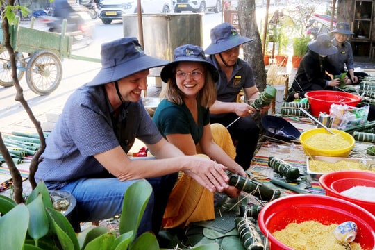 Khách quốc tế hào hứng nấu bánh chưng, bánh tét trao cho người khó khăn tại Hội An