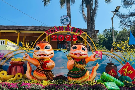 Linh vật rắn Nam Trà My mặc đồ truyền thống, tay cầm biểu tượng sâm Ngọc Linh