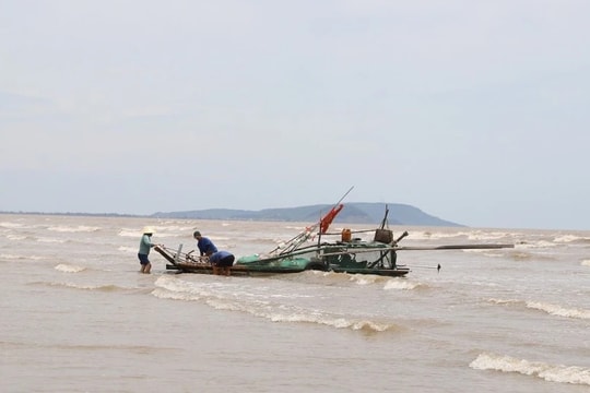 Quảng Ngãi: Tạm dừng hoạt động vận tải hành khách Sa Kỳ-Lý Sơn do thời tiết xấu