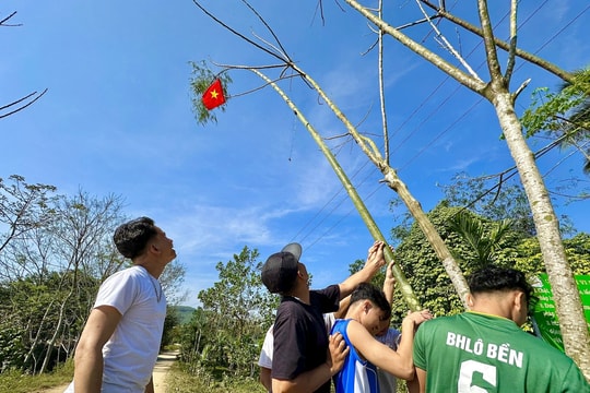 Người vùng cao dựng cây nêu đón tết