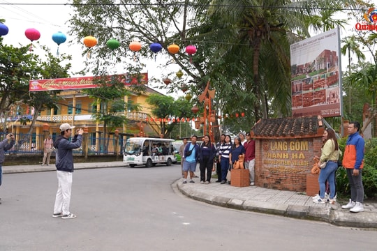 Về làng gốm Thanh Hà xem nặn tượng rắn