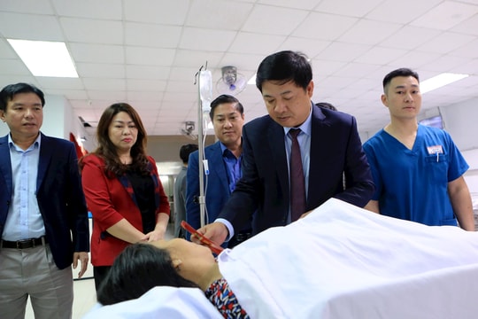 Bí thư tỉnh ủy Lương Nguyễn Minh Triết thăm, tặng quà và chúc tết trong đêm giao thừa