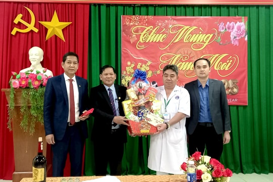 Lãnh đạo huyện Nam Giang thăm, chúc tết y bác sĩ và bệnh nhân trong đêm giao thừa