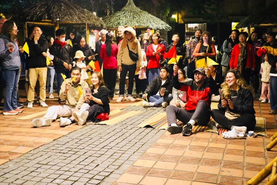 Phút giao thừa sâu lắng ở phố Hội