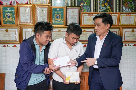 Chủ tịch UBND tỉnh Lê Văn Dũng thăm, chúc mừng hai anh em đoạt 2 giải Nhất quốc gia môn Toán