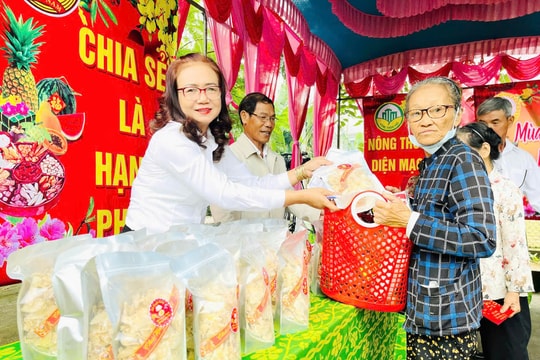 Mặt trận Duy Xuyên chăm lo tết cho người nghèo