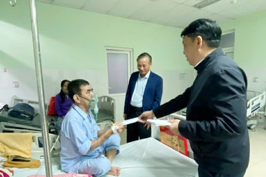 Lãnh đạo huyện Duy Xuyên, Quế Sơn thăm, tặng quà bệnh nhân trước thềm năm mới