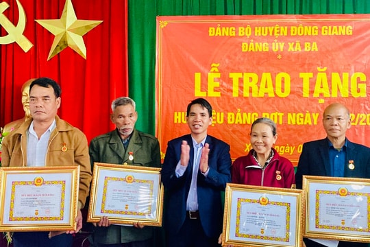 “O du kích nhỏ” Huỳnh Thị Hải nhận Huy hiệu 50 năm tuổi Đảng