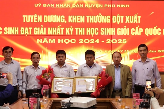 Phú Ninh khen thưởng hai anh em đạt giải Nhất kỳ thi học sinh giỏi quốc gia