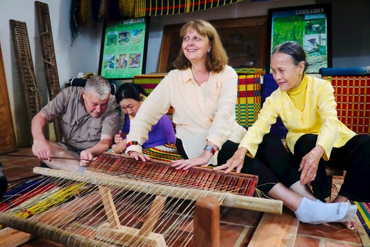 Khách quốc tế hào hứng dệt chiếu, đan thúng tại hội làng Kim Bồng