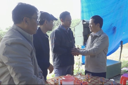 Lãnh đạo huyện Phước Sơn thăm, hỗ trợ gia đình nạn nhân vụ lật xe khách tại Phú Yên