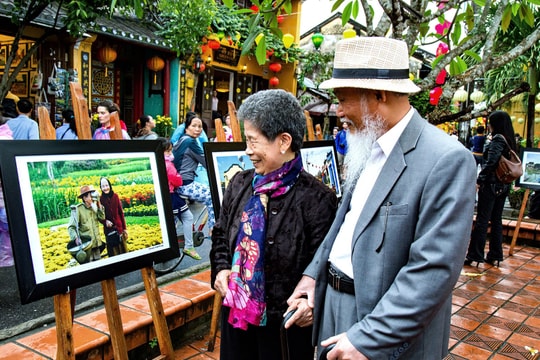 Ngồi lặng im, nhìn lại tình yêu