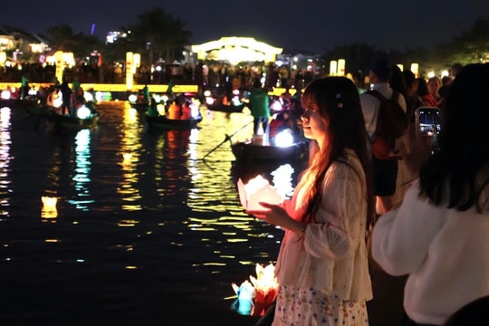 Lung linh đêm hoa đăng Hội An