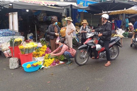 Sôi động chợ rằm tháng Giêng