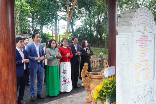 Đoàn công tác của Ban Tuyên giáo và Dân vận Tỉnh ủy Quảng Nam dâng hương tại Khu di tích Khu ủy 5