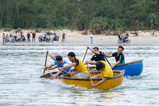 Sôi nổi ngày hội đua thúng tại làng chài Thuận An