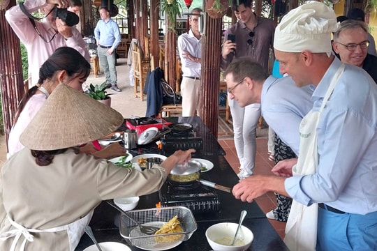 Các đại sứ Thụy Sĩ tại Đông Nam Á tìm hiểu dự án du lịch vì sự phát triển bền vững