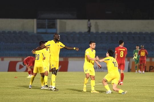 Đấu bù vòng 11 V-League: Quảng Nam có chiến thắng đầu tiên trên sân Tam Kỳ