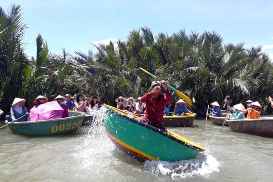 Làng du lịch "cửa sông ven biển"